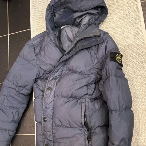 Stone Island jacka (äktak) - Väldigt snygg vinter jacka från stone Island som är i storlek S, inga defekter väldigt bra skick.