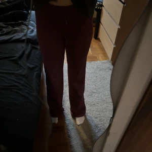 Vinröda mjukisbyxor från 157 XS - Säljer ett par vinröda byxor från 157 i storlek XS.  Materialet är mjukt och stretchigt, perfekt för en chill och avslappnad look men går att stylea upp snygg, Perfekt nu till hösten. Tveka inte att höra av dig kring funderingar m.m. Säljes då jag ej har användning för dom, använda 2ggr💕Köpta för 150kr