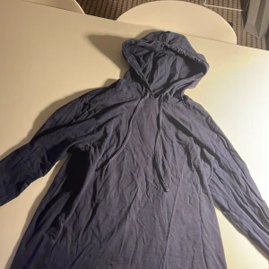 Mörkblå hoodie från Polo Ralph Lauren - Säljer en mörkblå hoodie från Polo Ralph Lauren i mjuk bomull. Tröjan har huva med snörning och långa ärmar, perfekt för en chill och avslappnad stil. Klassisk och enkel design som funkar året runt. Nypris ligger på runt 1000kr jag lägger ut denna för 300