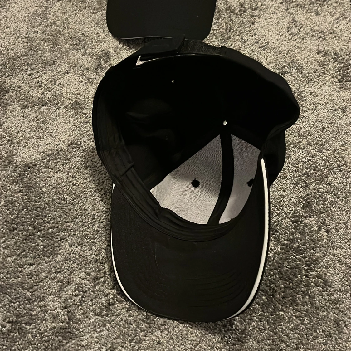 Svart ”titties” golfkeps   - 1