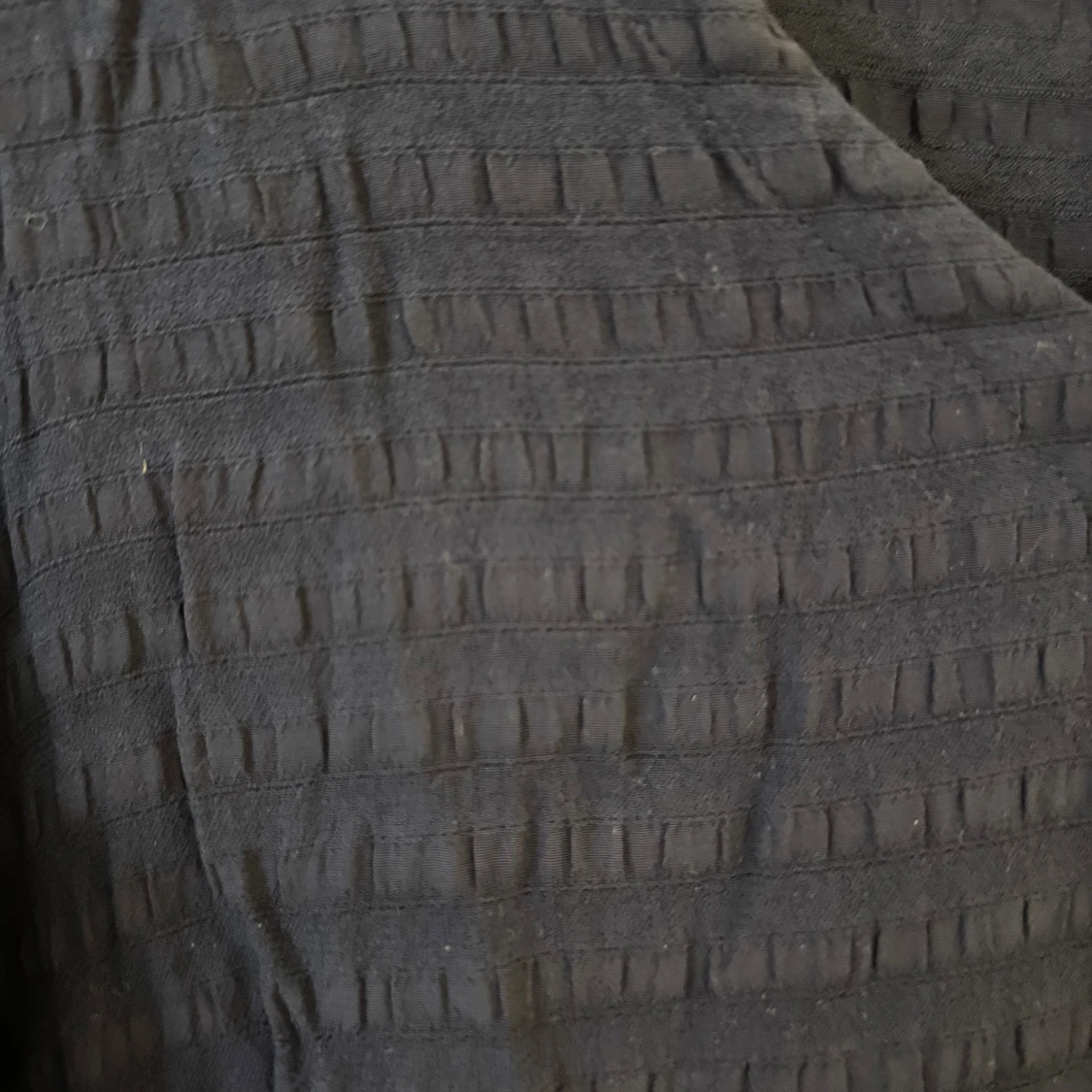 Blå v-ringad blus med volang - 1