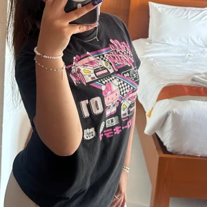 Hello Kitty svart t-shirt med tryck - På riktigt sötaste T-shirten som jag har köpt men nu tyvär passar den inte mig, den är size S.