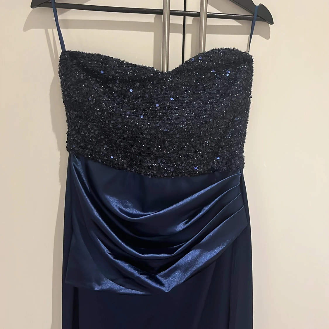 Marinblå glittrig långklänning - 1