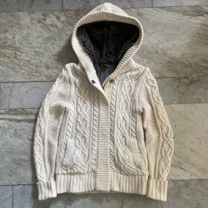 Cardigan med päls  - Skön cardigan med päls! Passar perfekt nu till hösten och vintern! Den har både dragkedja och knappar! St S passar även XS! Hör av dig vid ytterligare frågor! Mvh Henry 