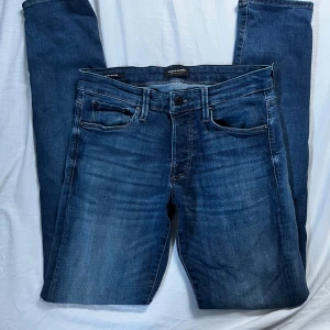 Blå slim jeans från Jack & Jones - Tja, säljer ett par blå slim fit jeans från Jack & Jones, modell Glenn. Jeansen har klassisk femficksdesign och normal midja. Materialet är mjukt denim i bomull med lite stretch för extra komfort. Perfekta för dig som gillar en smalare passform. Pris ej hugget i sten. Med minsta fundering hör av er! Inga defekter. Storlek W30 L34