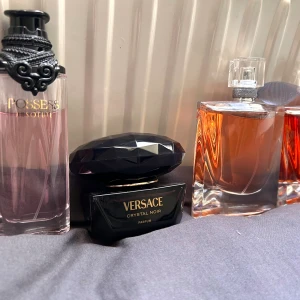 Pafymer 💋 - Possesed absolute parfume 50ml flaska, använd.  Versage parfume 50ml oanvänd 400kr.   (2 Lancôme parfume SÅLD) 