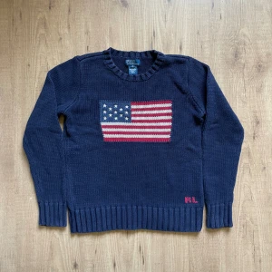 Ralph Lauren america tröja - Bra kvalité och fint skick Stlk M på lappen men sitter som en XS/ XXS Hör gärna av om du har någon fråga!