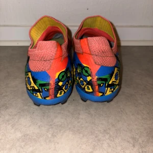 Färgglada Puma fotbollsskor strl 44,5 - Säljer ett par Neymar Ultimate edition skor. Pris kan diskuteras 