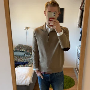Beige half zip tröja Polo Ralph Lauren - Beige kvartszip från Ralph Lauren. Plagget är i gott skick men har några mindre håll i ryggen men syns knapp vid användning, annars defektfri👏. True to size.