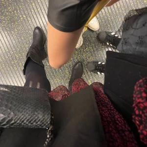 Svarta Boots/Cowboy boots  - Använt några gånger men i bra skick och bra kvalité, så snygga men har inte använt på länge! Mellanhöga. Passar under jeans men även till kjol elr klänning. Putsas till innan de skickas 💗