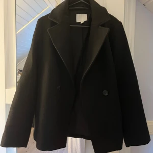 Svart kort kappa H&M, stl S - Använd fåtal gånger 
