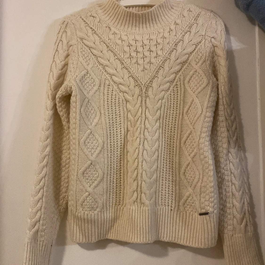 Beige stickad tröja Abercrombie S