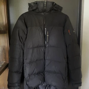 Svart Sail Racing dunjacka - Säljer en svart dunjacka från Sail Racing, Sail Antarctica Expedition. Jackan har huva, dragkedja framtill och flera fickor med dragkedja. Väldigr varm och skön! Storlek M men funkar som S också om du gillar den lite oversized.           Gammal modell som ej finns att köpa längre. Nypris 4000kr                                                              Priset går att diskutera!💕