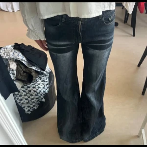 Mörkblå bootcut jeans från sister point - Säljer ett par mörkblå bootcut jeans från sister point. Storlek xs, mycket bra skick!