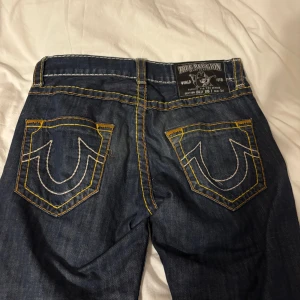True Religion jeans straight  - Säljer pga dom inte sitter så snyggt på mig. Inget problem med dom alls och super snygga. Köp dessa om du vill få huzzen 😈 skriv för info eller fler bilder 