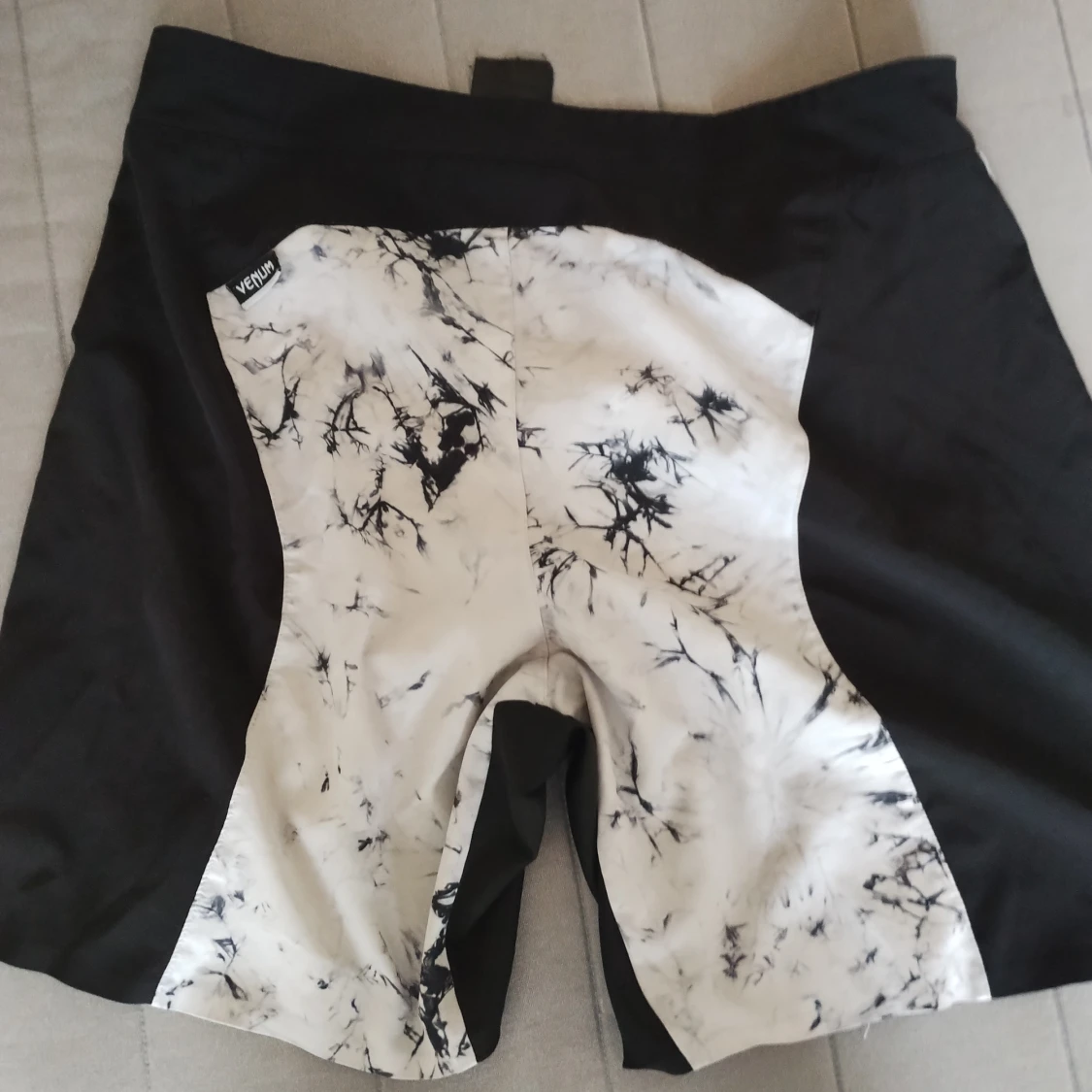 Venum svartvita träningsshorts - 2