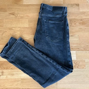 Svarta  jeans från Jack and Jones - Svarta jeans från Jack and Jones, använda bara ett par gånger.  Strl: W31 L32 Passform: Regular Clark