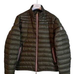 Moncler Daniel Jacka  - Moncler dunjacka. Storlek 5 passar L-Xl. Färg olivgrön. Skick 8.5/10 super fräsch. Pris 2890kr finns att köpa på våran hemsida, Fashionels.com