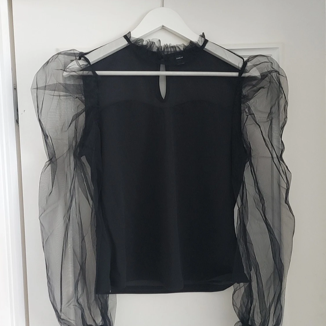 Svart blus med puffiga meshärmar - 1