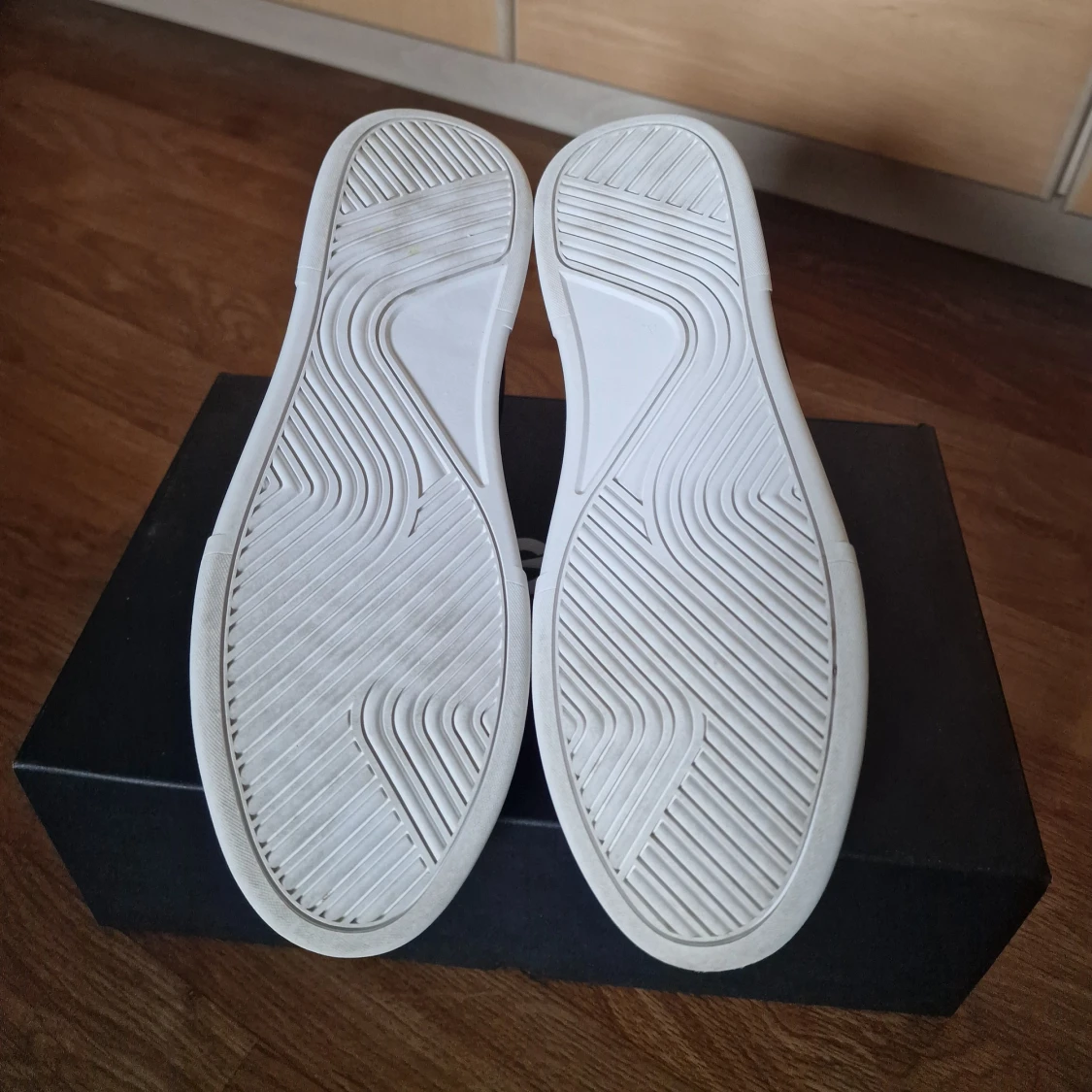 Svarta sneakers från Mexx med gulddetaljer - 2