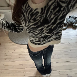 Zebramönstrad fluffig tröja från MNG - Säljer en supermjuk och fluffig zebramönstrad tröja från MNG. Tröjan är svart och vit med rund hals, croppad passform och långa ärmar. Perfekt för dig som vill sticka ut med en djurmönstrad tröja!💕