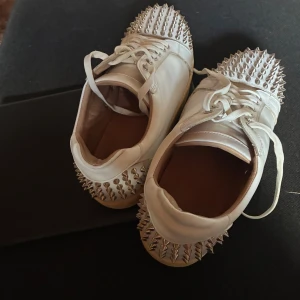 ÄKTA loubs - Äkta loubs i okej skick, alla nitar kvar. Se sista bild för äktehetsbevis. Gulnad sula. Inget original gammal modell