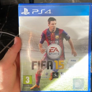 FIFA 15 PS4 - FIFA 15 till PlayStation 4 i fint skick. Komplett med fodral, skiva och manual. Upplev realistisk fotboll med över 25 ligor, autentiska lag och spelare. Perfekt för fotbollsfans som vill spela på PS4. Skivan och fodralet ser välvårdade ut utan synliga skador.