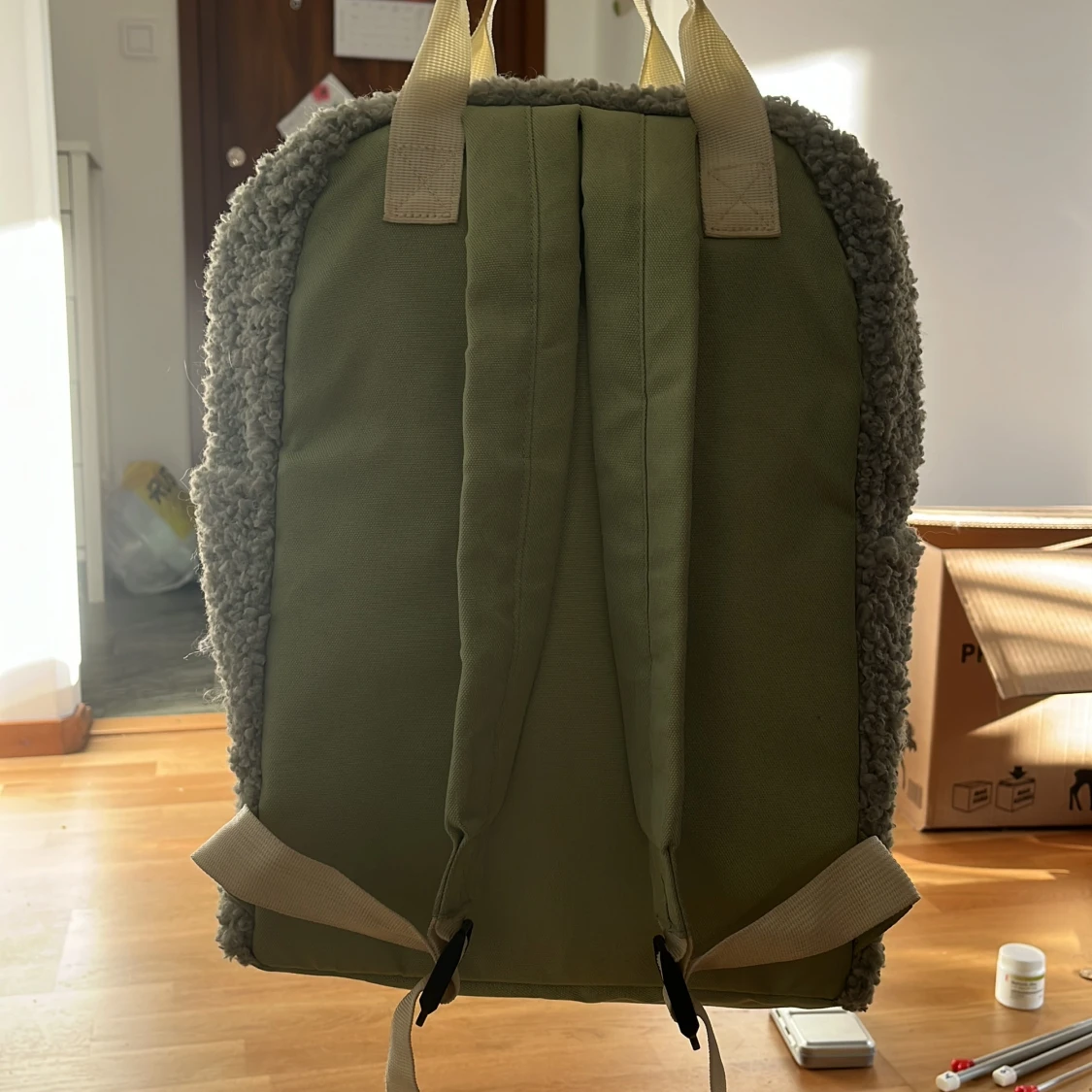 Grå fluffig ryggsäck med mulle - 1