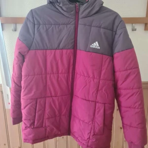 Vinterjacka - Varm vinterjacka från adidas. Passar även XS