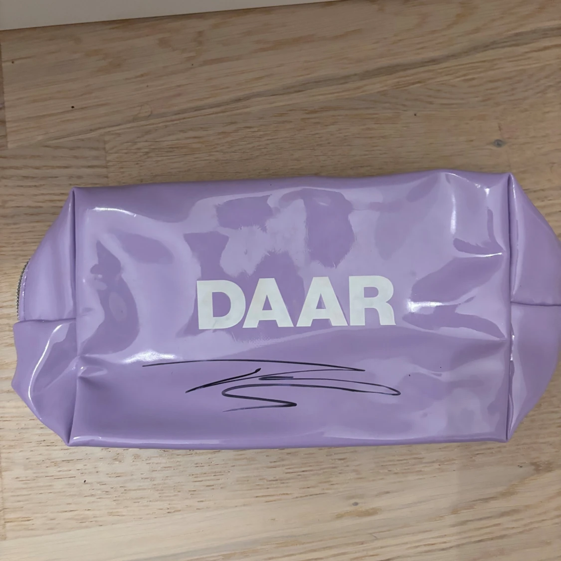 !BUDA! Signerad Lila necessär från DAAR