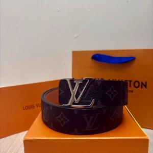 Louis Vuitton belt - Lv belt in black and silver, never ever used before, high in detail and quality, comes with the box and bag. Size 45/115.
