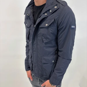 Woolrich Jacka  - Hej! Säljer nu denna väldigt snygga och eftertraktade Woolrich Fieldjacka!  Jackan är slutsåld överallt och går inte att få tag på… jackan är perfekt nu till hösten/vintern  Storlek S Skick 9,5/10  Ny pris: 6000 kr Säljs för: 1299 kr 