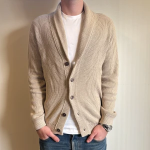 John Henric cardigan herr - John Henric cardigan herr | Skick: 10/10, helt ny med pris lapp | Storlek: M | Nypris 1000kr | Fraktar inom 24H efter köp, på köparens bekostnad📦 Hör av dig vid minsta fråga eller fundering🌟