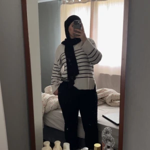 Vit och svart randig stickad tröja - En vit tröja som är väldigt snygg och skön o har på sig nu under hösten eller vintern det är väldigt bra material.