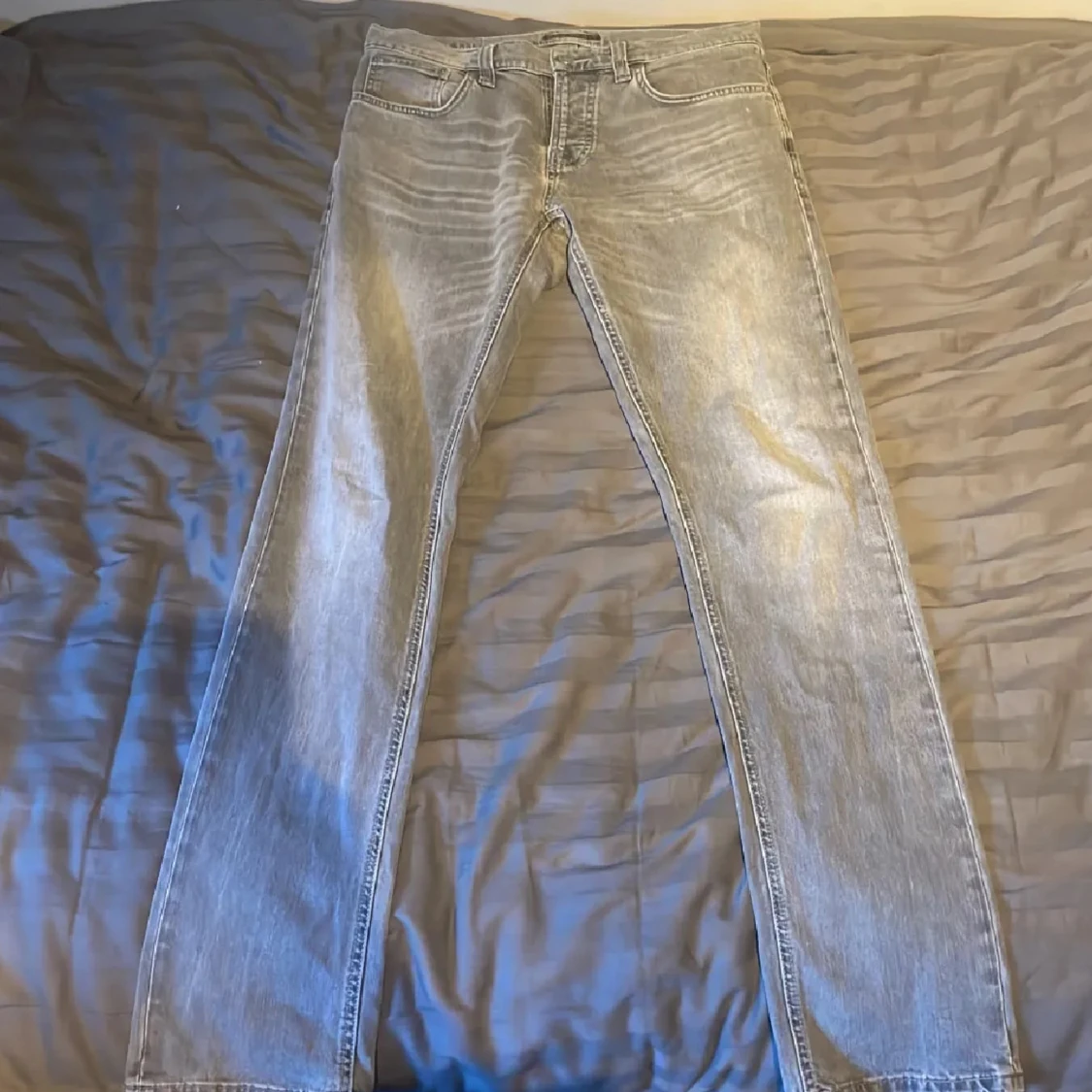 Grå jeans från Nudie Jeans Co