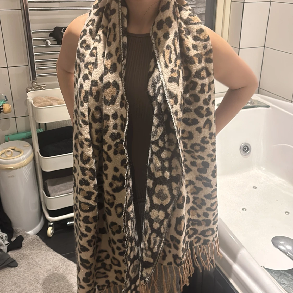 Leopardmönstrad beige halsduk med fransar - 2