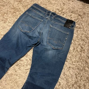 Replay anbass hyperflex jeans slim fit herr blå w32 - Replay anbass hyperflex jeans i slim passform. Mycket bra skick, inga märkvärdiga defekter. Storlek W32. Skön wash på dessa , postas samma dag som köp eller dagen därpå🙌💯