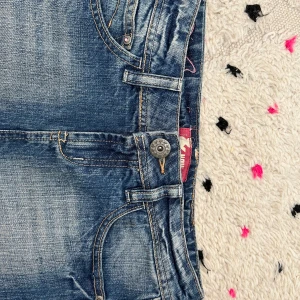 Blå jeans kjol 💞 - Säljer en lågmidjad blå kort jeanskjol ifrån märket  ”now” 💞
