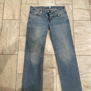 Weekday Arrow ljusblå straight jeans - Ljusblå jeans från Weekday, modell Arrow Low Straight Jeans. Klassisk femficksdesign, låg midja och raka ben. Jeansen är tillverkade i bomull och har snygga kontrastsömmar. Perfekta för en avslappnad och trendig look.