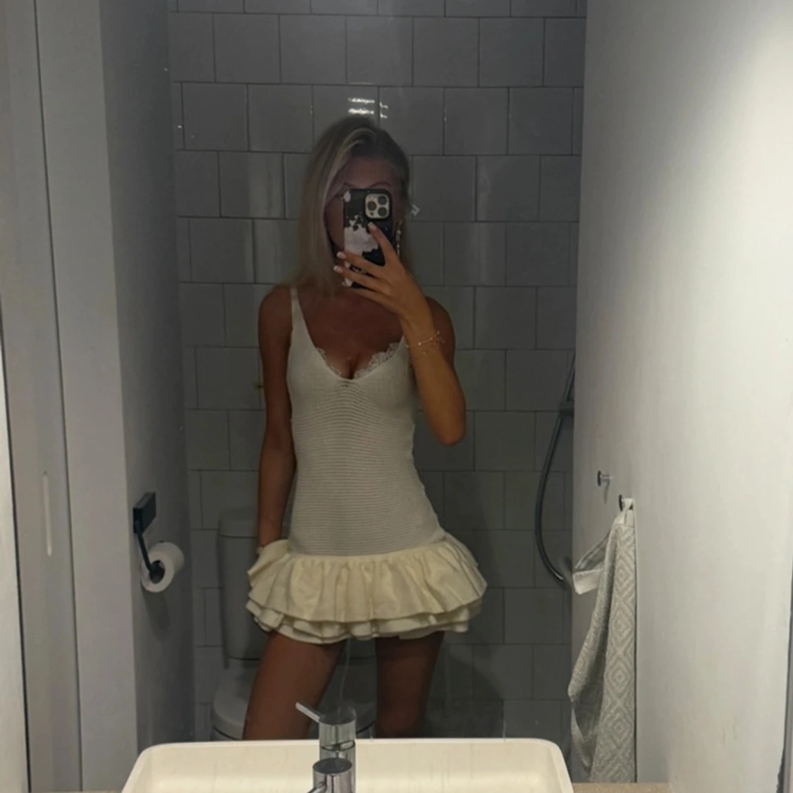 Vit stickad kortklänning med volang - 92