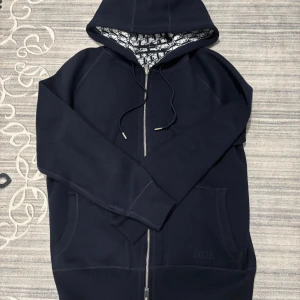 Zip hoodie  - Hej! Säljer en mycket fin och fräsch hoodie, den är endast använd 2 gånger.  Hör av er vid intressen!