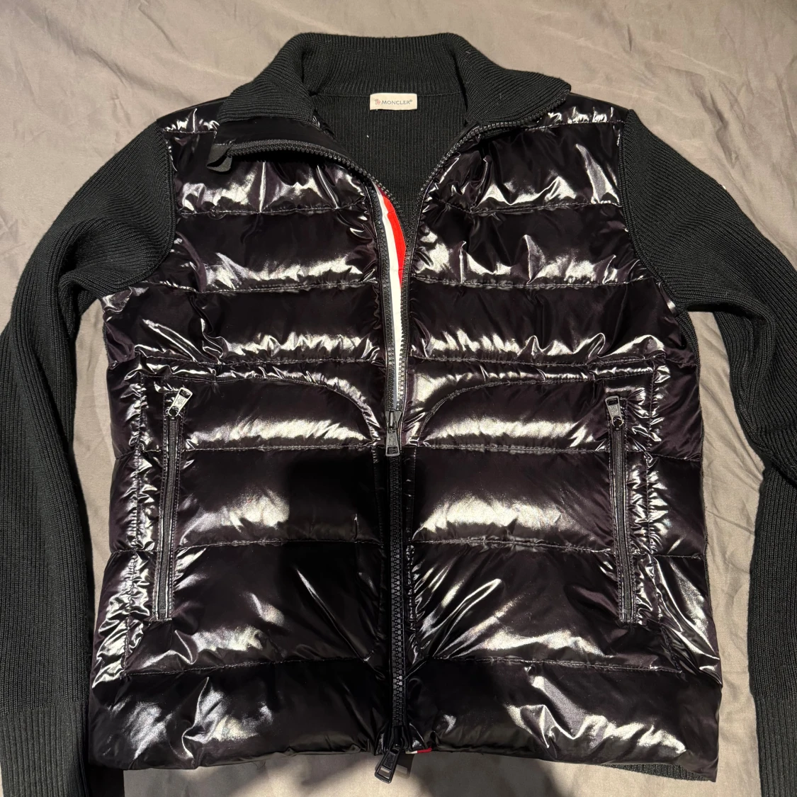 Svart Moncler pufferjacka med stickade ärmar