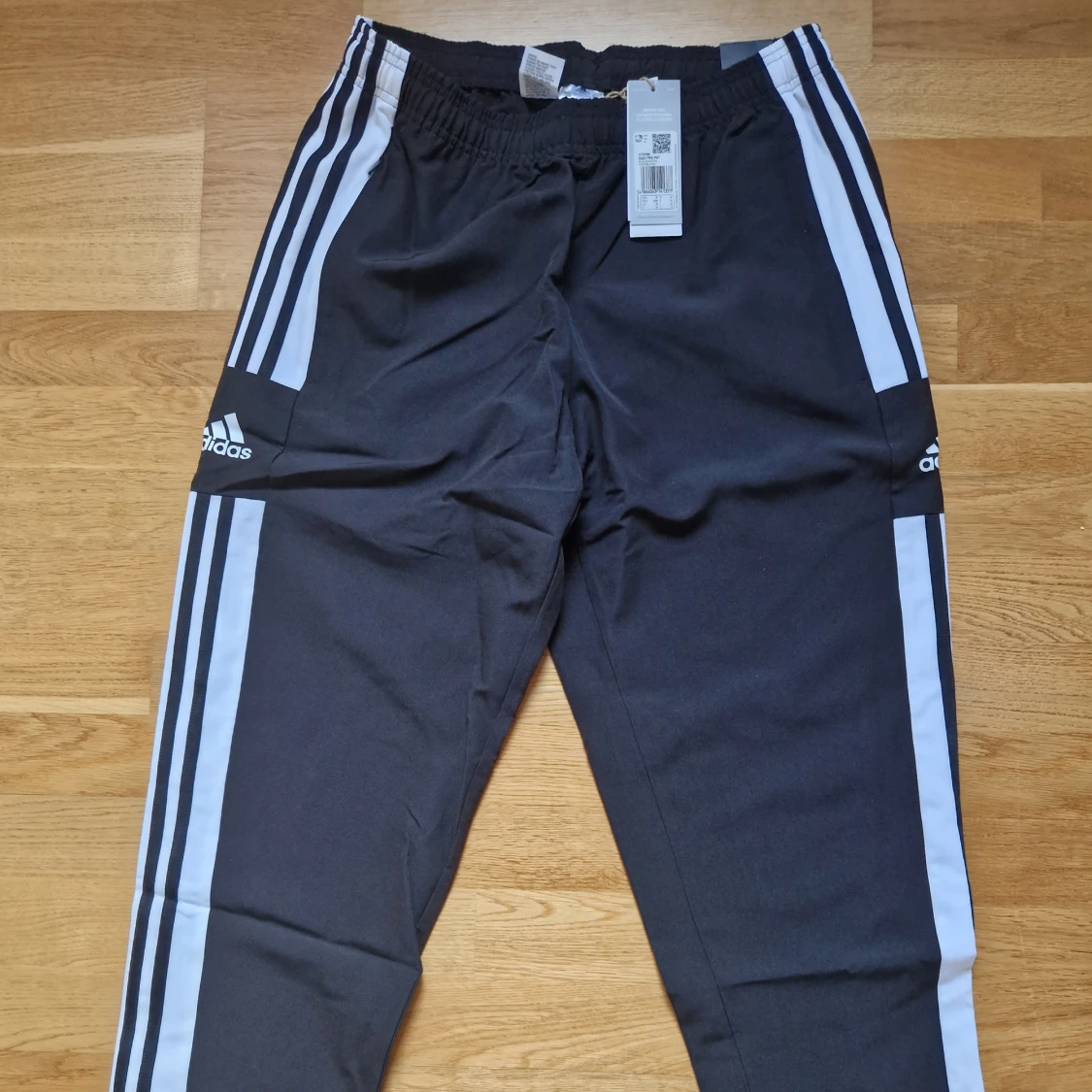 Svarta Adidas träningsbyxor med ränder - 1