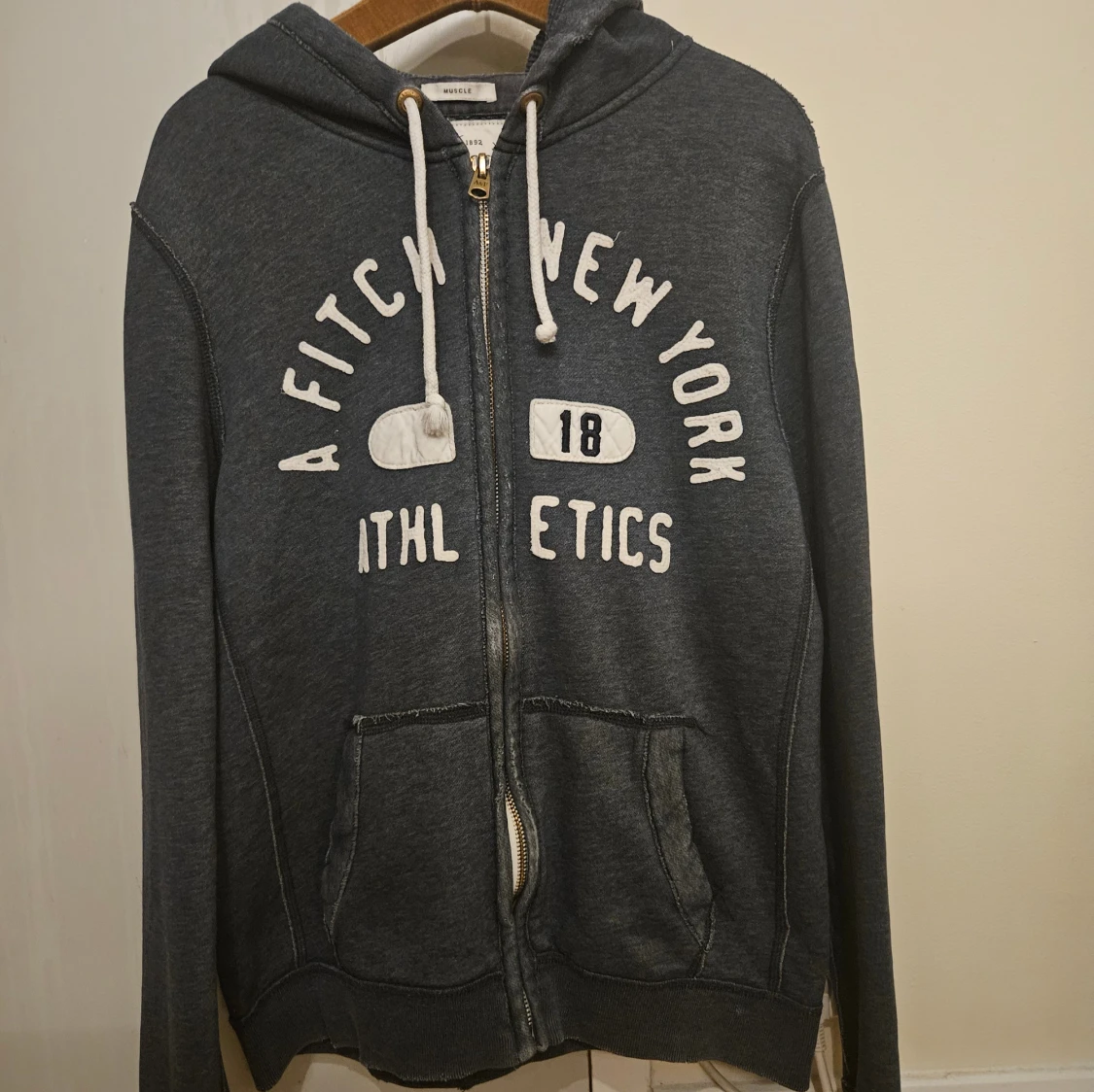 Mörkblå hoodie från Abercrombie & Fitch