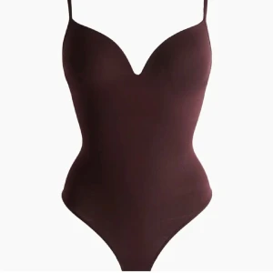 vinröd Hm body  - Helt ny med prislapp, säljer då den är för stor. Kan tänka mig att byta men isf om det är en mindre storlek