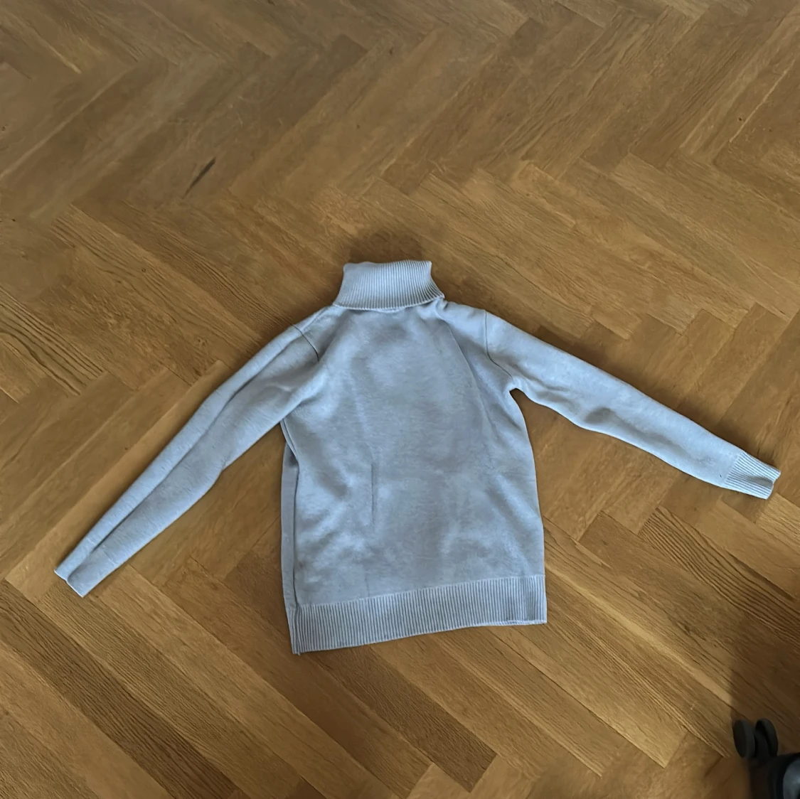 Ljusgrå polotröja med ribbade detaljer