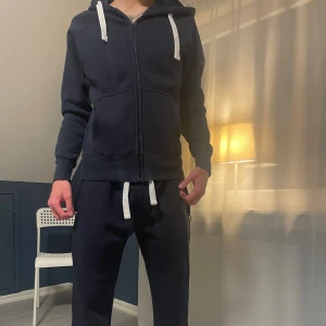 Marinblått sett från Russemerch  - Säljer min killes marinblåa russesett, använt 1 gång bara! Inga defekter och nypris 1250kr. (herr!)