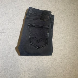 Replay Anbass  - Svarta snygga Replay Anbass Hyperflex jeans i extremt skönt och strechigt material som gör byxorna väldigt bekväma. Storlek 28:32