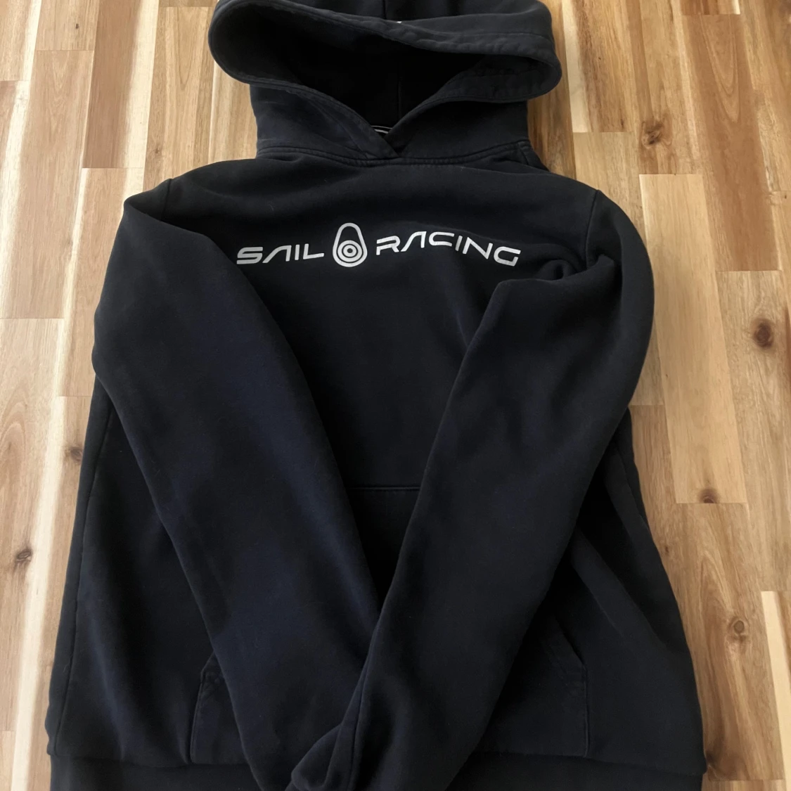 Svart hoodie från Sail Racing