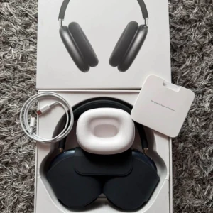 Airpods max - Säljer mina AirPods Max eftersom behöver samla ihop pengar. Annars så är det precis i helt ny skick fungerar precis som de ska. Kan även mötas upp i Göteborg eller frakta. 
